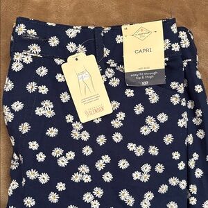 St. John's Bay Navy Floral Capris